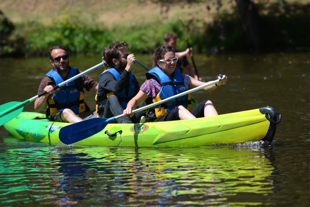 Groupe de persones faisant du canoë kayak