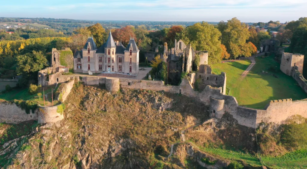 Vue aérienne du château de Bressuire