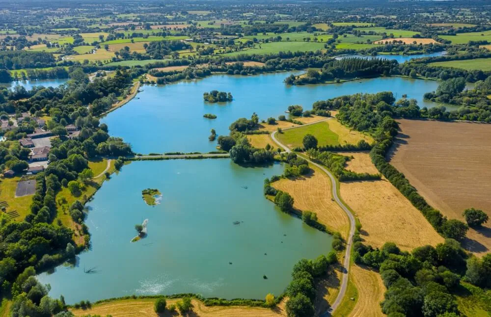 Vue aérienne du site de pêche Pescalis à Moncoutant-Sur-Sèvre