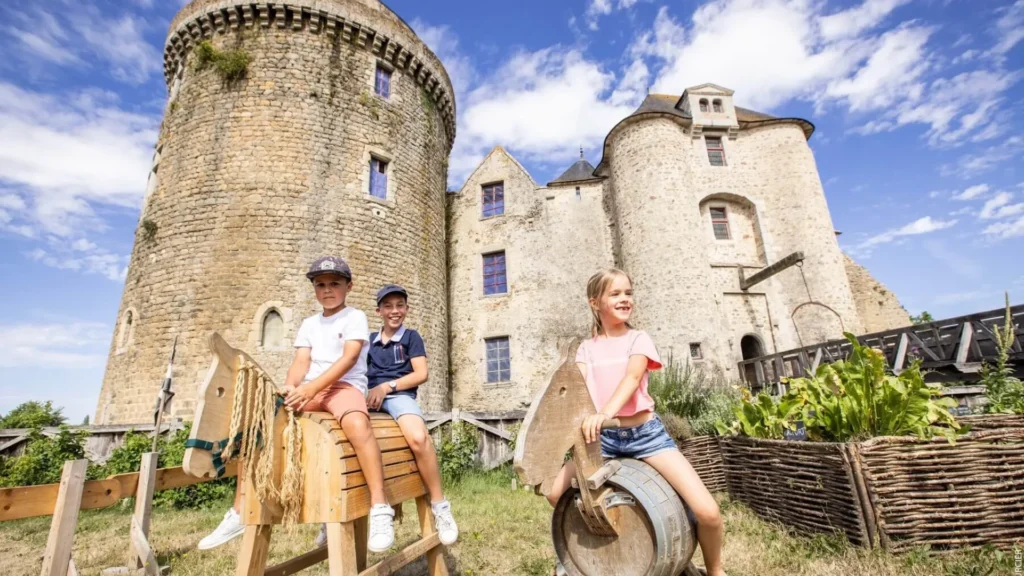 Enfants joyeux devant le château de St Mesmin
