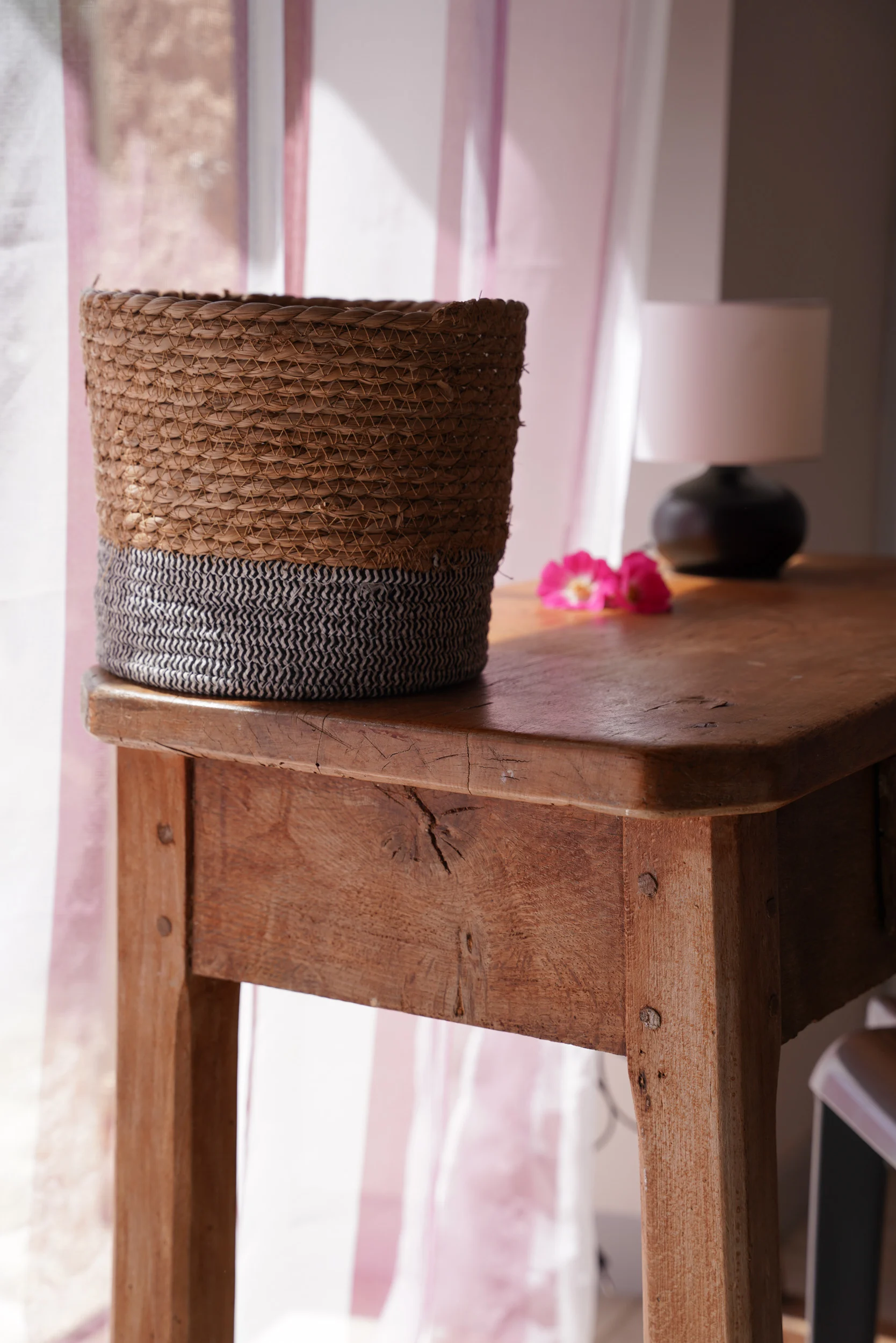 Panier en oseille sur une table rustique